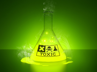 Tusentals kemikalier i plast- bildKemikalieflaska med varningstext för giftigt innehåll