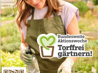 Kvinna i trädgård odlar med torvfri jord för klimatets skull.